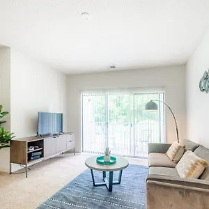 Open And Brilliant 2br With Balcony And Gym Charlotte